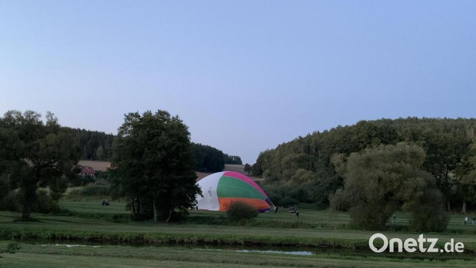 Die Ballone sind auf einer Wiese und auf einem abgeernteten Maisfeld gelandet. Bild: rpp