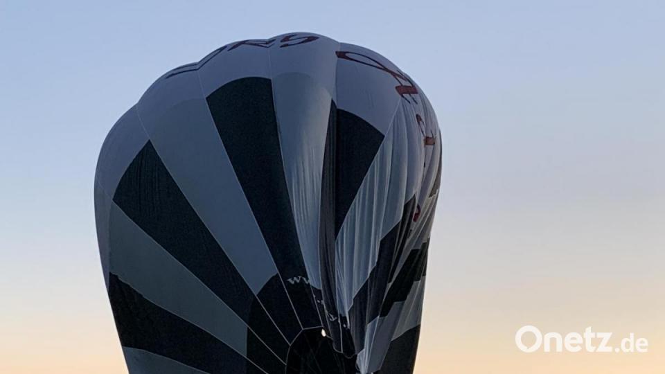 Während die Luft entwich, wurde der Stoff bereits von zahlreichen Helfern gerafft. Bild: rpp