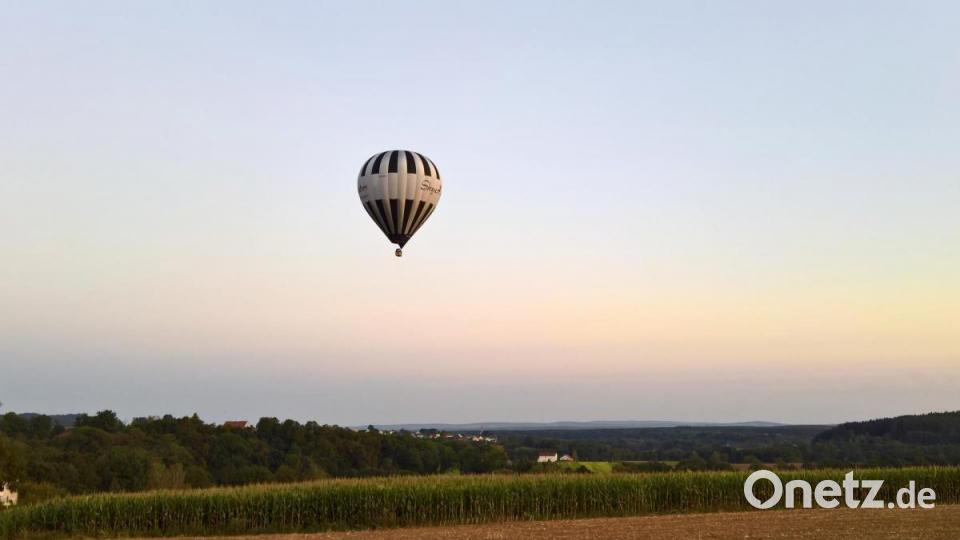 Bei Zessau schwebten sie bodennah über die Ortschaft und die Straße. Bild: rpp