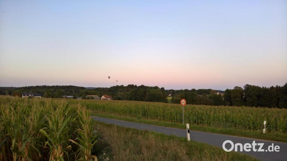 Von der Staatstraße 2665 aus konnte man am Sonntagabend kurz nach 19 Uhr von Osten her zwei Heißluftballone sehen. Bild: rpp