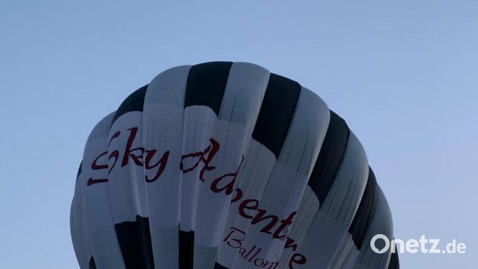 Die Heißluftballone landeten bei Schmierhof/Hub. Die zahlreichen Zaungäste konnten beobachten wie der enorme Ballonaufbau in sich zusammensank. Bild: rpp