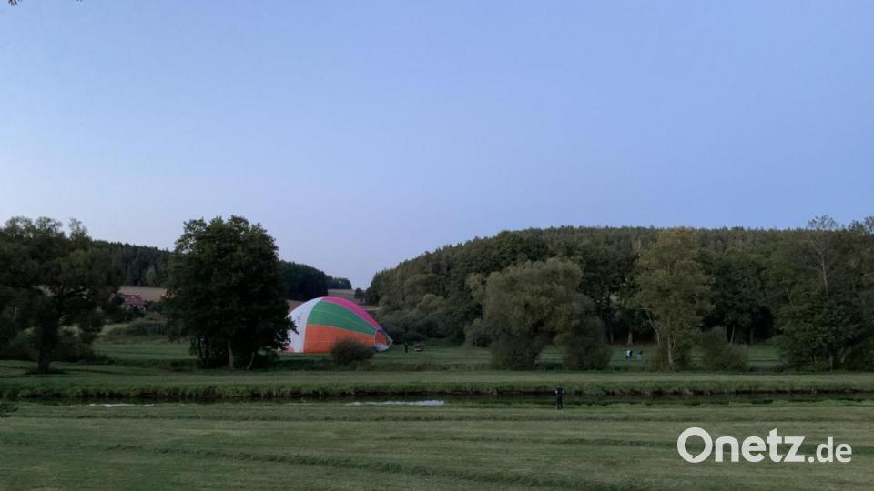 Noch lange nach der Landung hatten die Begleitmannschaften alle Hände voll zu tun, bis die Ballone verladen werden konnten. Bild: rpp