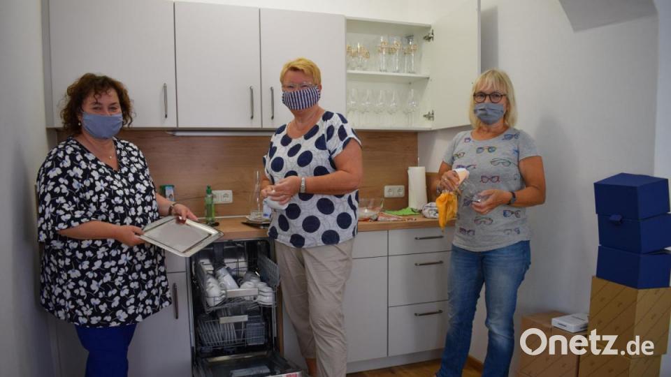 Die ehrenamtlichen Helferinnen Edith Thurner und Renate Schmidt unterstützen „Leben Plus“-Quartiersmanagerin Cornelia Stahl (von rechts) beim Umzug von der Stadtbücherei in das revitalisierte Hösl-Anwesen. Bild: szl