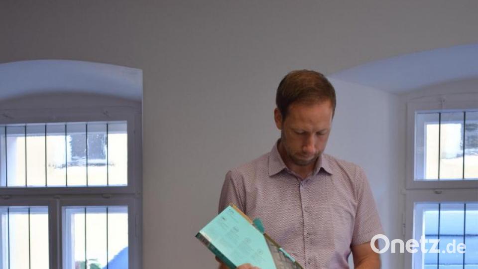 Harald Eckstein, stellvertretender IT-Beauftragter der Stadtverwaltung, kümmert sich um die Technik am neuen Arbeitsplatz von Cornelia Stahl. Bild: szl