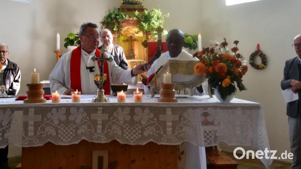 Pfarrer Josef Waleszczuk (vorne links) und Pfarrer Paul Ezenwa (vorne rechts) feierten gemeinsam den Gottesdienst in der Klausenkirche. Bild: twg