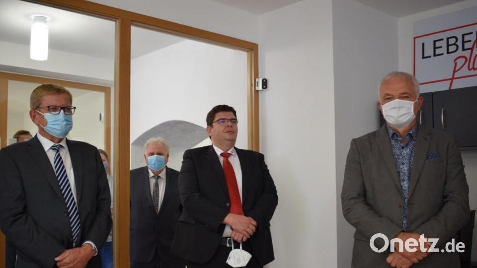 Einweihung der neuen Geschäftsstelle von &quot;Leben Plus&quot; in Tirschenreuth. Bild: szl