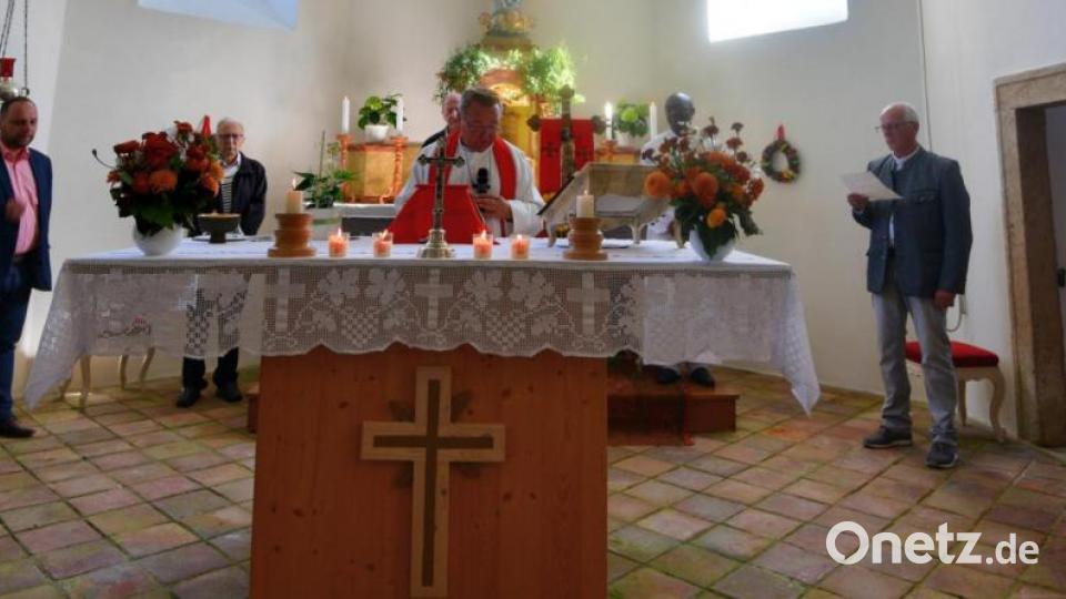 Pfarrer Josef Waleszczuk sagte vielen &quot;Vergelts Gott&quot;. Auch den Sängern, die mit ihren &quot;starken&quot; Stimmen beeindruckten, so der Geistliche. Bild: twg