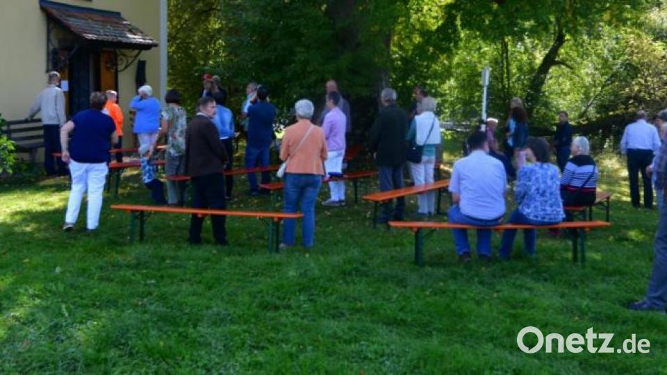 Rund um die Kirche zum Heiligen Kreuz in Pullenreuth versammelten sich die Pfarrangehörigen. Bild: twg