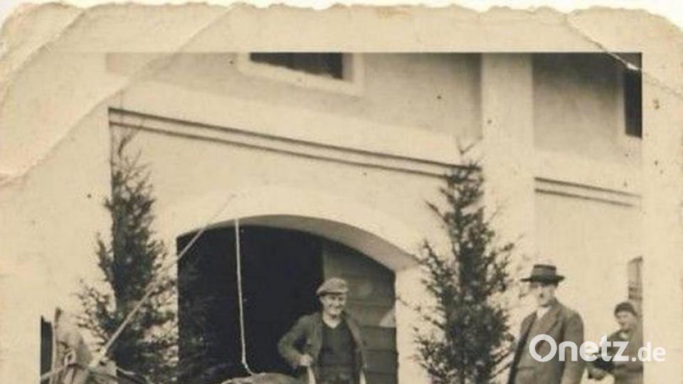 Um das Jahr 1940 fuhren noch viele Bauern &quot;zur Schranne&quot;, wie das Lagerhaus wegen des Handels mit Getreide auch genannt wurde. Namentlich bekannt auf dem Foto ist noch Xaver Hollweck aus Gunzelsdorf (Bildmitte), ein Bruder des &quot;Neibauern&quot; von der &quot;Höich&quot;, wie Gunzelsdorf von den Einheimischen wegen seiner Höhenlage (532,3 Meter) noch immer genannt wird. Bild: Familie Josef Lautenschlager (Heinzhof)