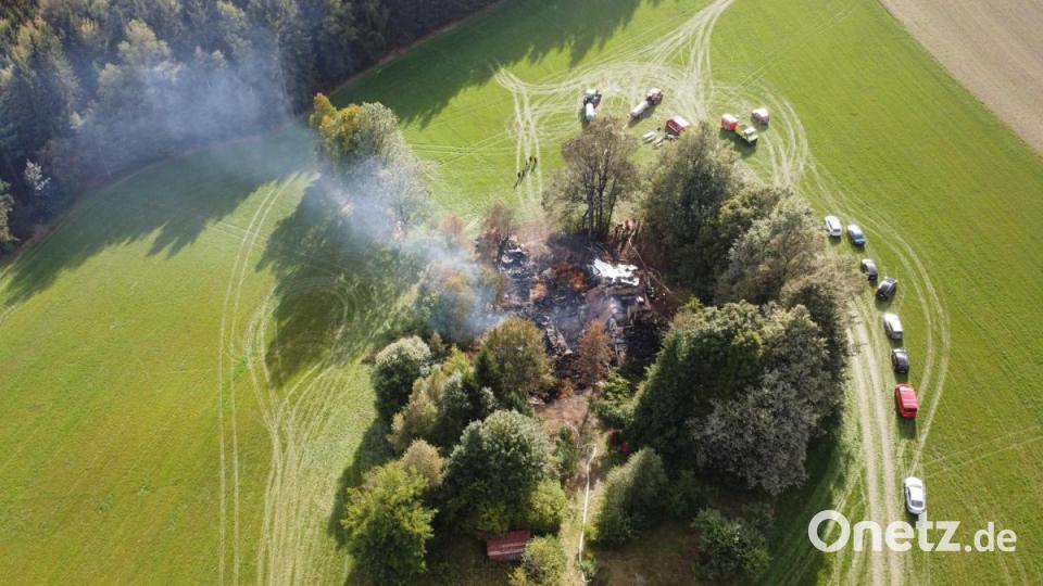 Ein Dreiseithof in Ahornberg stand am Sonntagvormittag in Flammen. Bild: peter.mueller@oberpfalzmedien.de