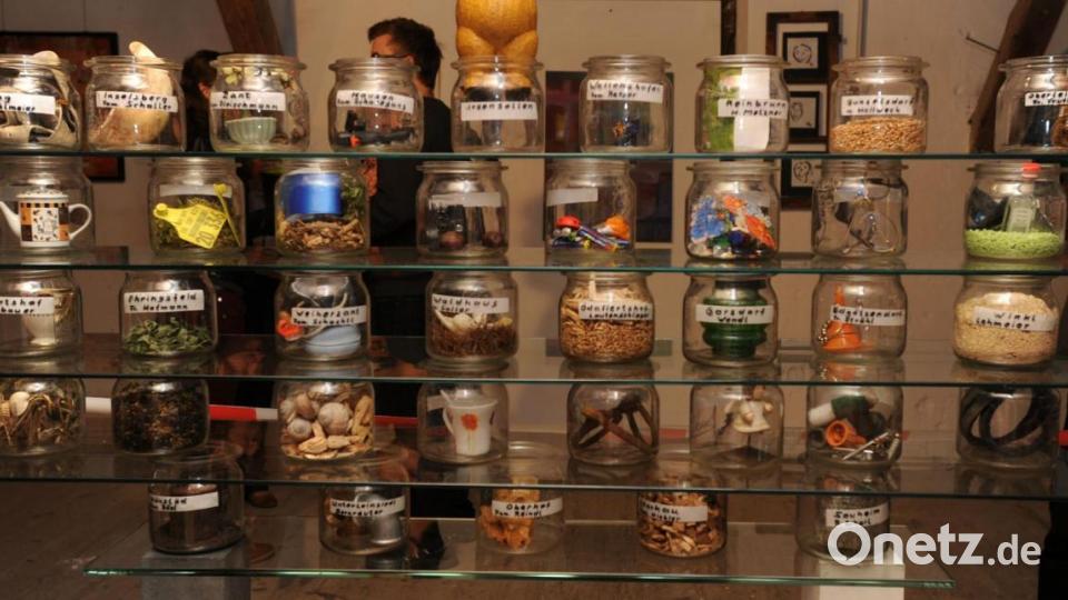 Gerd Kaiser, Sprecher der Künstlergruppe im Lagerhaus, regte eine nette Installation an. 38 Gläser mit &quot;typischen&quot; Inhalten sollen die 38 Ortsteile der Gemeinde Ursensollen symbolisieren. Bild: Josef Schmaußer