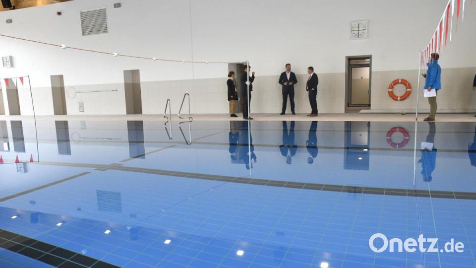 Besuch am Beckenrand. Oberbürgermeister Jens Meyer, Baudezernent Oliver Seidel und Hochbauamtsleiterin Jutta Häusler führen den Bundestagsabgeordneten durch die generalsanierten Sportstätten der Weidener Realschulen. Bild: Petra Hartl