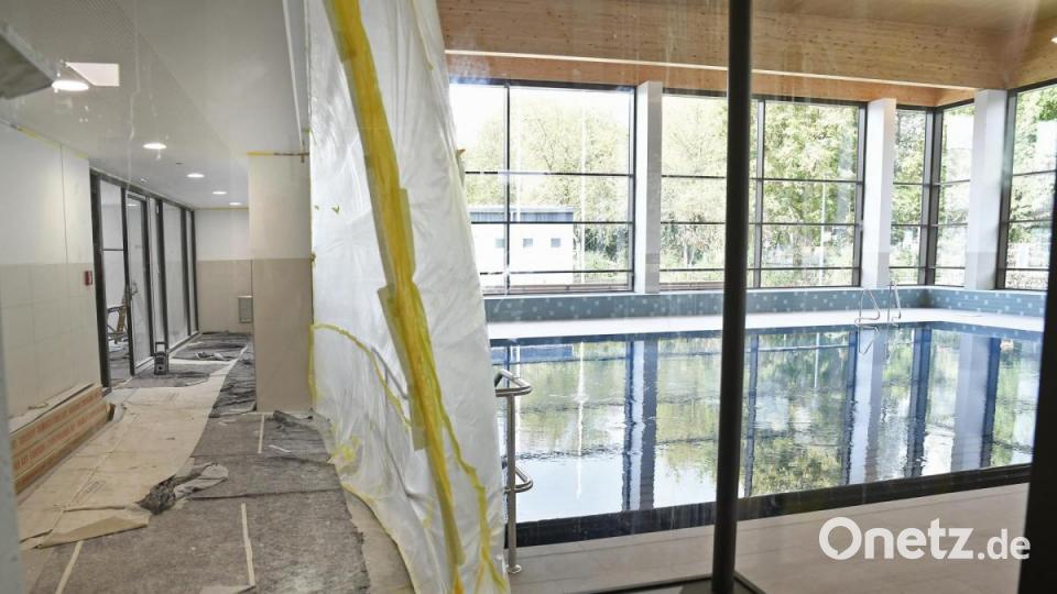 Blick aufs Wasser und den neu gestalteten Außenbereich vor der Schwimmhalle. Links im Bild wird deutlich, dass hier immer noch eine Baustelle betrieben wird. Bild: Petra Hartl