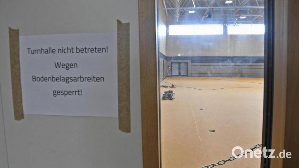 Geduld: Die ersten Linien sind in den Hallenboden geschnitten. Es folgen noch viele weitere für die verschiedenen Spielfelder. Bild: Petra Hartl