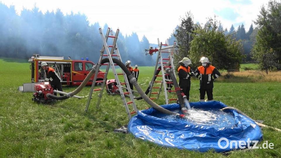 Die Feuerwehren hatten die Löschwasserversorgung schnell aufgebaut. Bild: nic