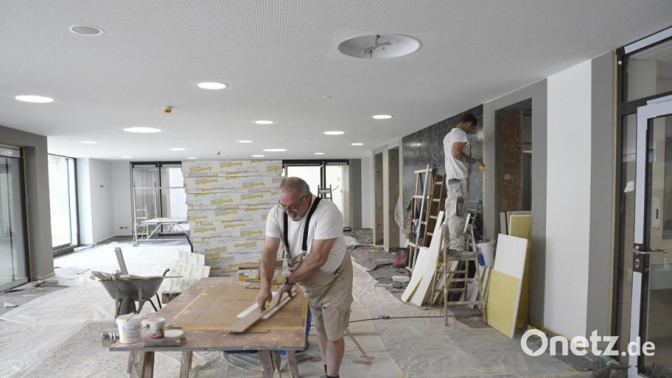 Handwerker bei der Arbeit. Noch gibt es einiges zu tun. Doch das Ende ist absehbar. Bild: Petra Hartl