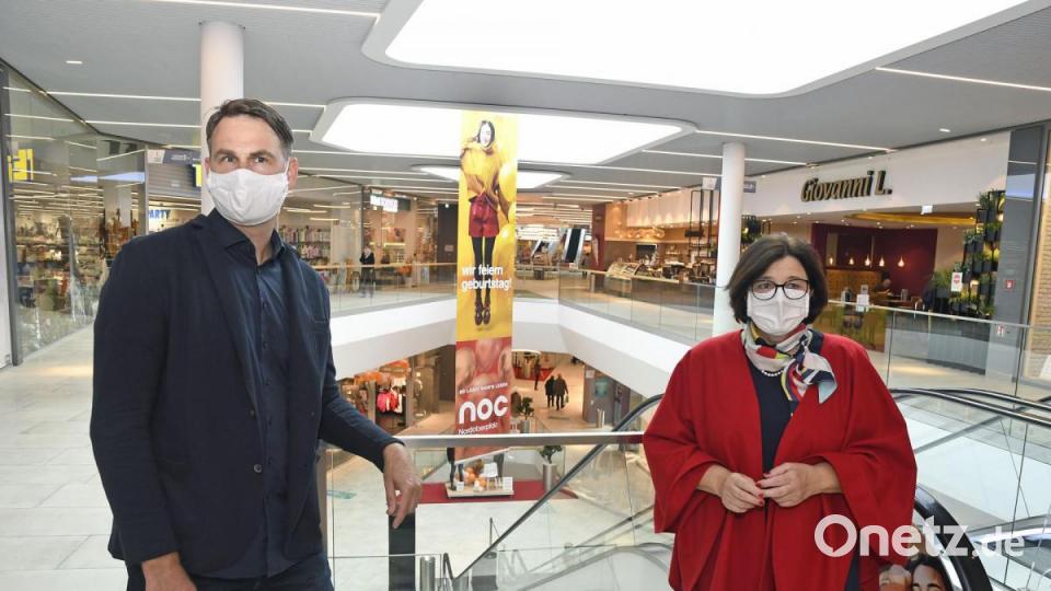 Centermanagerin Reinhild Holthaus und Fondara Projektmanager Philipp Hlousek sehen das Nordoberpfalz-Center NOC auf einen guten Weg. Die Shopping-Mall feiert Einjähriges. Bild: Petra Hartl