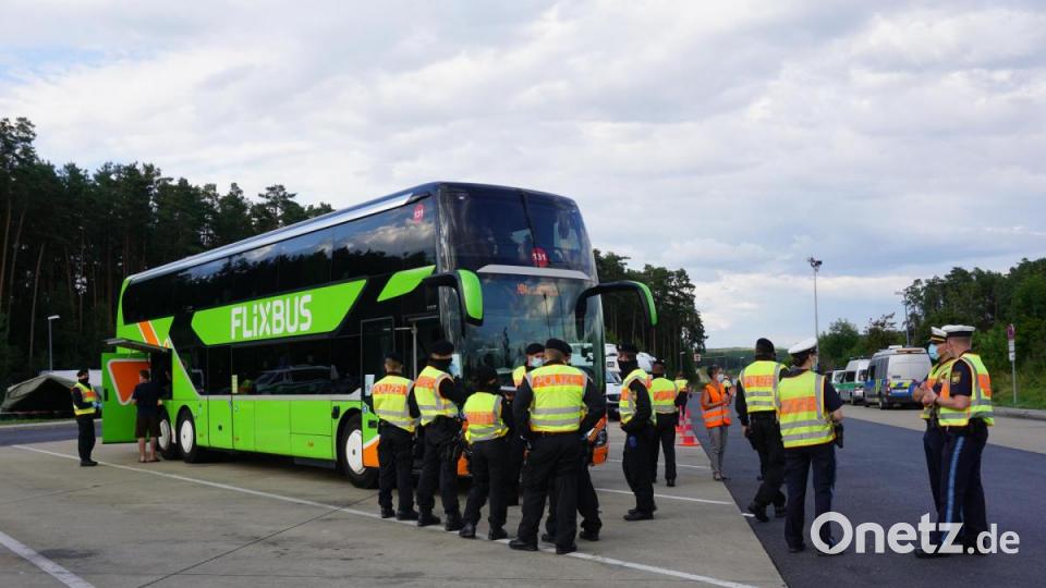 Großkontrolle auf der A6: Die Bereitschaftspolizei kümmert sich um die Reisebusse. Bild: jut