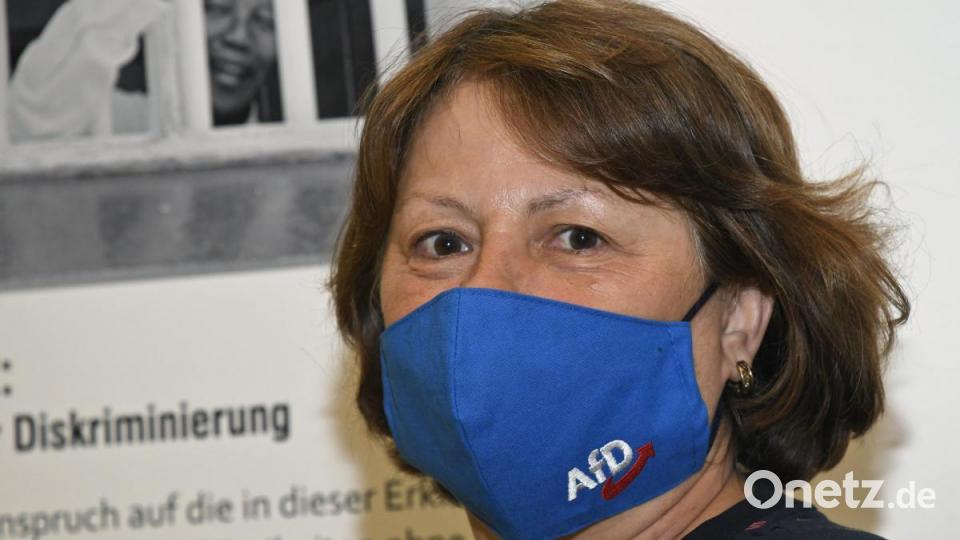 Eine Besucherin des Abend zeigt iihre AfD-Mund-Nasen-Maske Bild: Petra Hartl