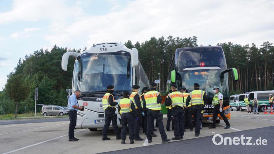 Alle Passagiere der Reisebusse werden kontrolliert. Bild: jut