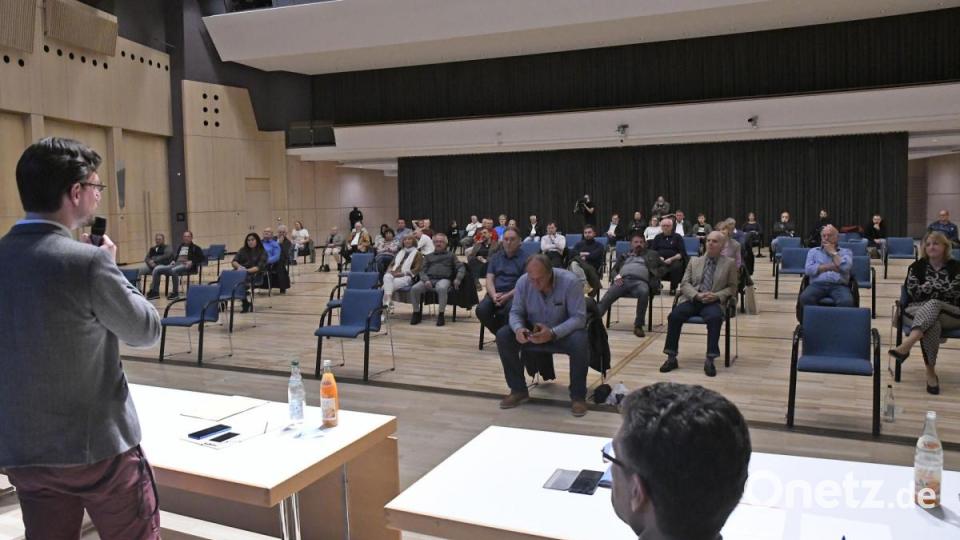 Etwa 50 Zuhörer waren zum Termin der AfD gekommen. Bild: Petra Hartl