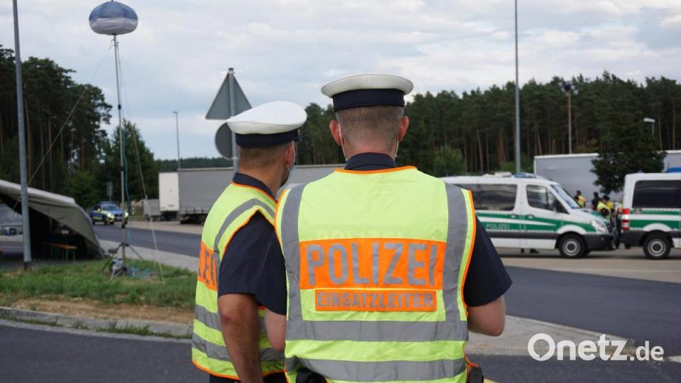 Einsatzleiter Tobias Mattes (rechts) hat alles im Blick. Bild: jut