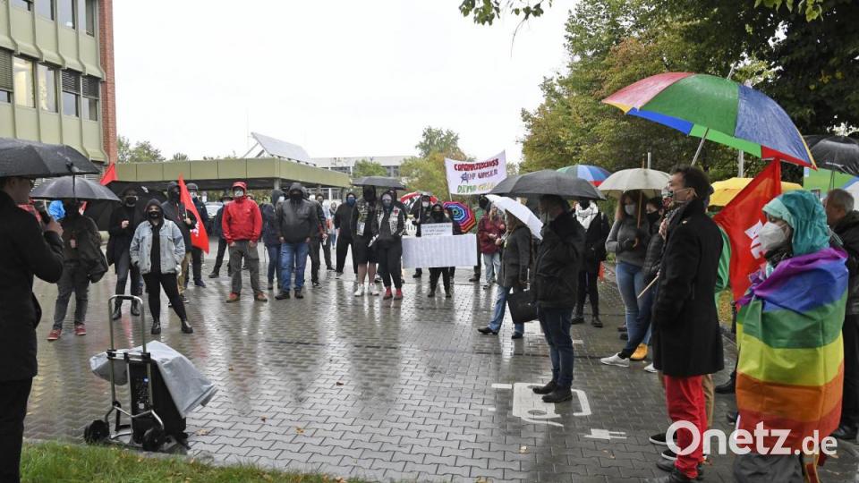 Die Gengendemonstranten standen lange im Regen. Bild: Petra Hartl