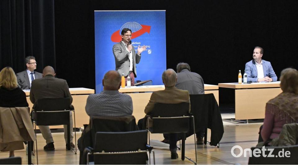 Tobias Peterka (Mitte) war als erster Redner an der Reihe. Nach ihm sprachen am Freitag Wolfgang Wiehle (links) und Martin Sichert (rechts) vor rund 50 Besuchern über die „aktuelle Lage Corona“. Bild: Petra Hartl