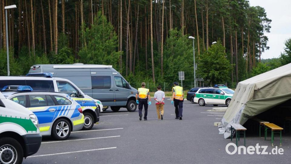 Ein per Haftbefehl gesuchter Mann wird festgenommen. Bild: jut