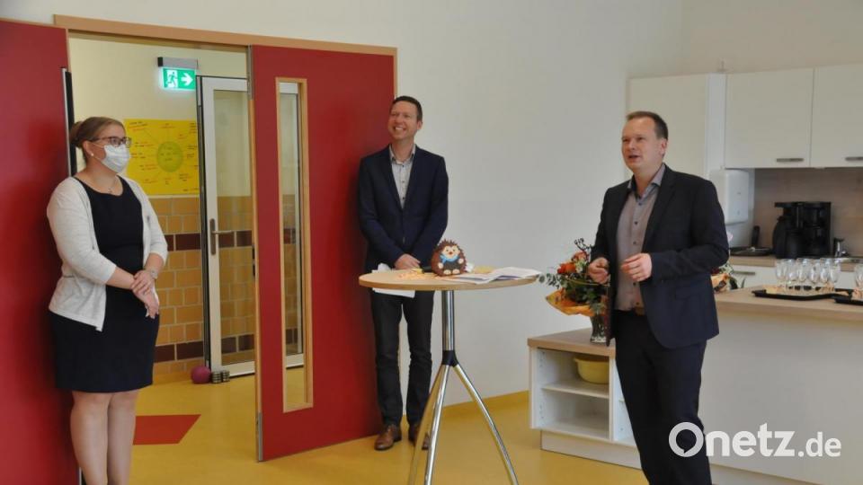 Vor Kiga-Leiterin Sabine Pöllath sprachen Landrat Florian Wiedemann und Bürgermeister Christian Porsch (von links) Grußworte. Bild: ak