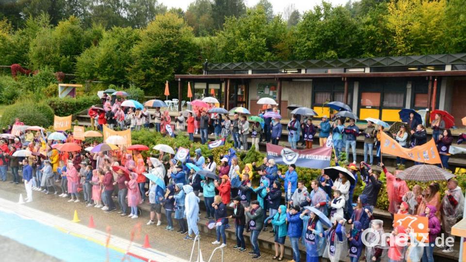 Dicht gedrängt stehen die Fans der beiden Wasserballmannschaft auf den Rängen am Becken. Der Dauerregen beeinflusst die Komparsen nicht im Geringsten, zur Begeisterung von Regisseur Marcus H. Rosenmüller, Produktionsleiter Thomas Blieninger und dem gesamten Filmteam. Bild: bey