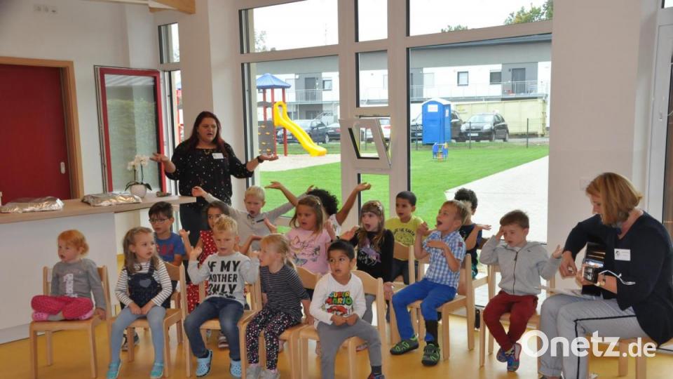 Die neue Kindergartengruppe sang zur Eröffnung unter der Leitung von Kerstin Döring (Gitarre) und Claudia Tretter Bild: ak
