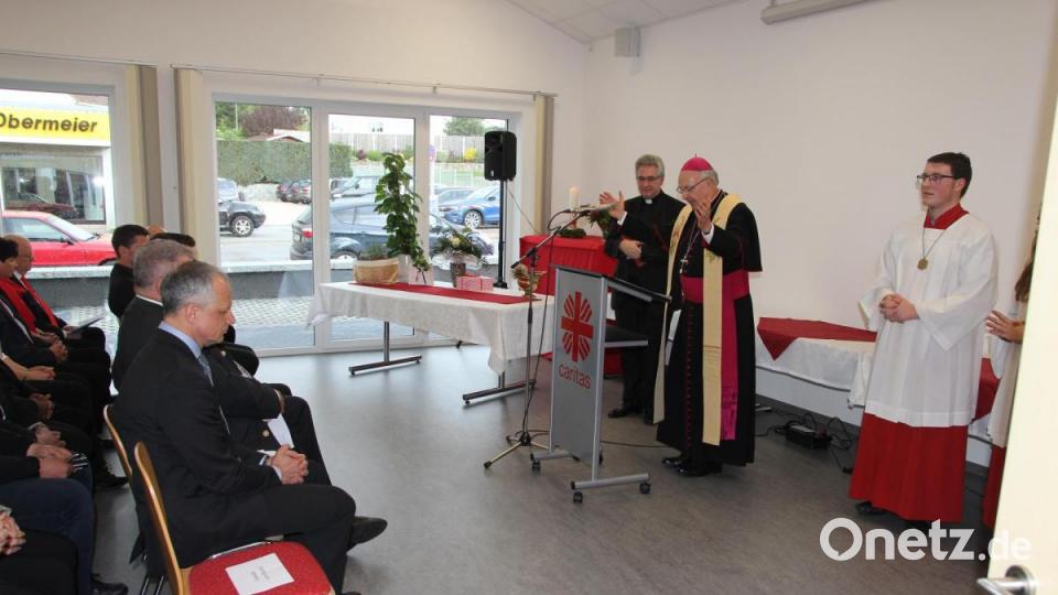 Bischof Rudolf segnet die neue Station. Bild: ral