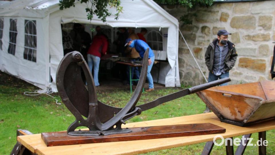 Trotz des schlechten Wetters kamen viele Geschichts-Freunde und sahen sich auf dem Trödelmarkt um. Bild: sne