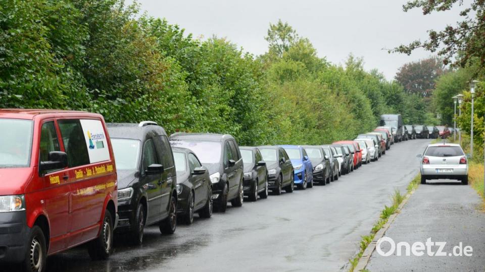 Die lange Reihe der parkenden Autos oberhalb des Freibades und auf der gegenüberliegenden Wiese kündigt ein großes Spektakel an. Bild: bey