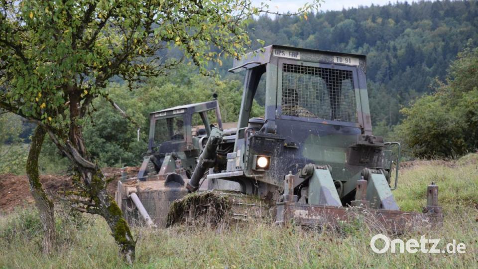 Am Rande der ehemaligen Ortschaft Oberdietldorf sind Bulldozer der OPFOR-Truppen zwischen Obstbäumen im Einsatz, um Panzergräben für ihre Verteidigung in den steinigen Boden zu treiben. Bild: bö
