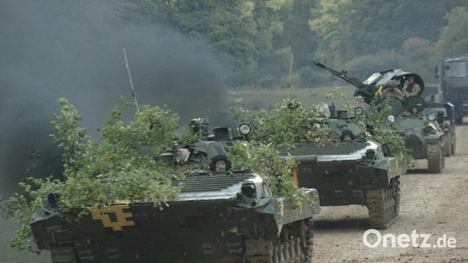 Rumänische Schützenpanzer vom Typ BMP sind auf dem Weg in neue Verfügungsräume im Raum Schwend unterwegs. Bild: bö