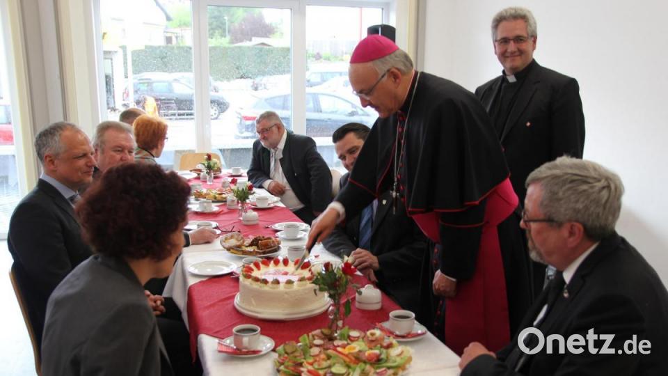 Die Caritas-Torte wurde von Bischof Rudolf angeschnitten und verteilt. Bild: ral