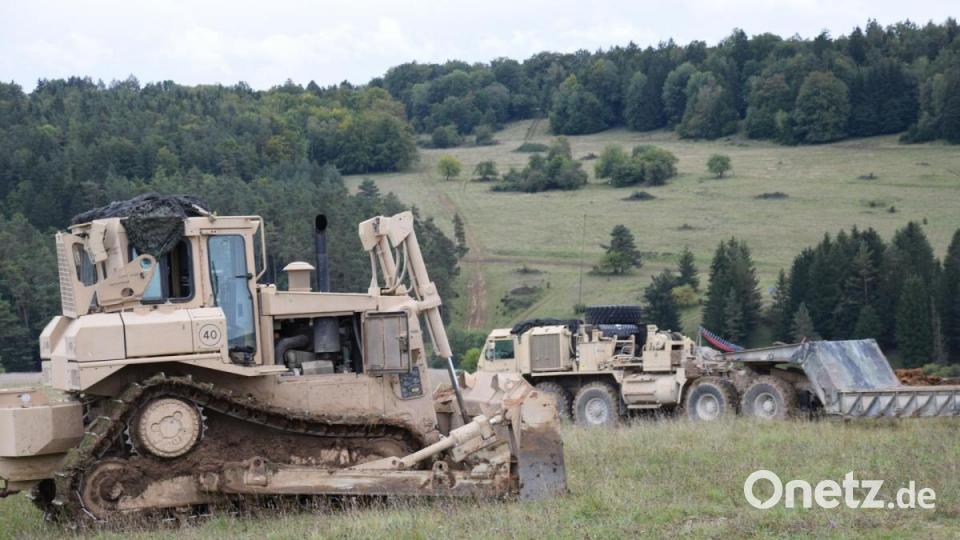 Man kommt keinen Kilometer weit, ohne auf Pioniereinheiten zu treffen, die mit dem Ausheben von Panzergräben beschäftigt sind. Bild: bö