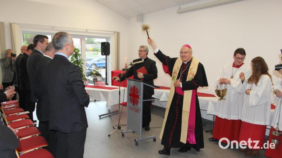 Bischof Rudolf segnet die neue Station. Bild: ral