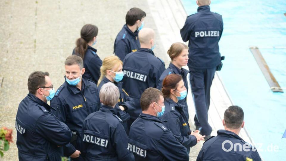 Ein Teil der Polizeieinsatzgruppe wartet am Beckenrand auf den kurz darauffolgenden Einsatz. Bild: bey