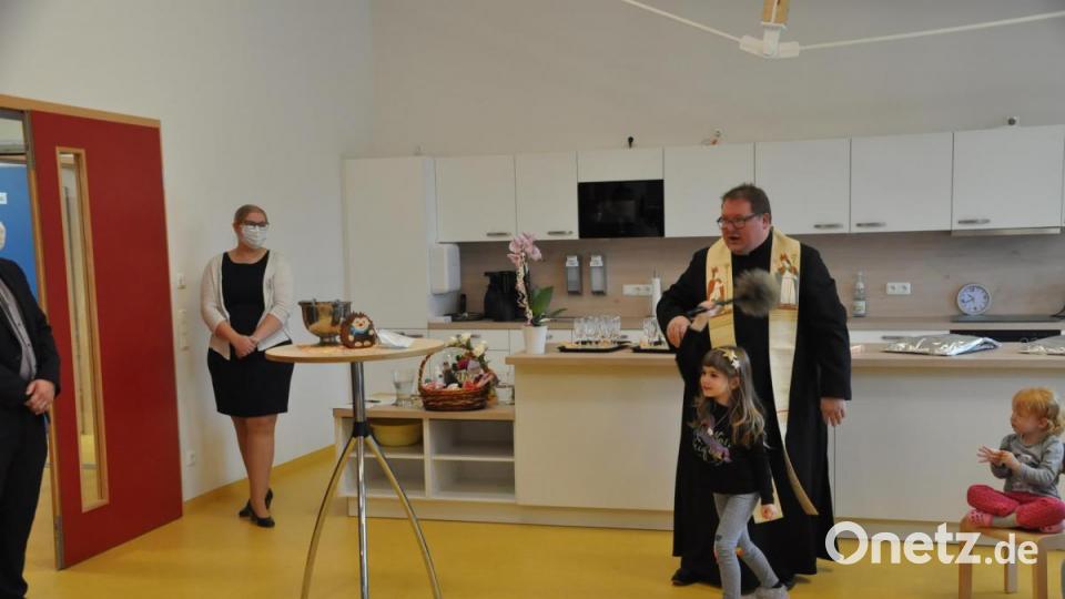 Pfarrer Sven Grillmeier segnete unter Mithilfe von Kiga-Kindern die neuen Räume Bild: ak