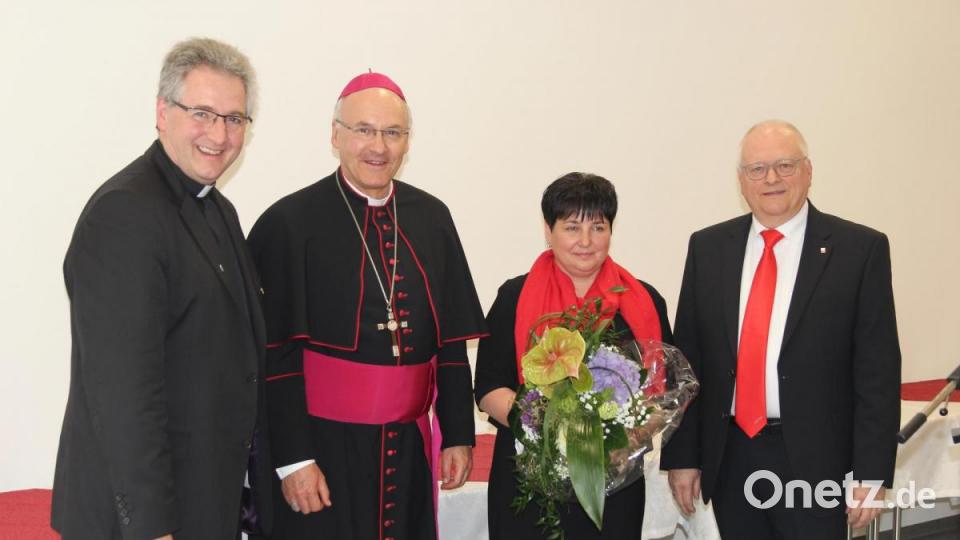 Pflegedienstleiterin Kerstin Neidl durfte sich zum 25-jährigen Jubiläum der Station über Blumen freuen. Im Bild von links Stadtpfarrer Hannes Lorenz, Bischof Rudolf, Kerstin Neidl und Geschäftsführer Gerhard Eilers. Bild: ral