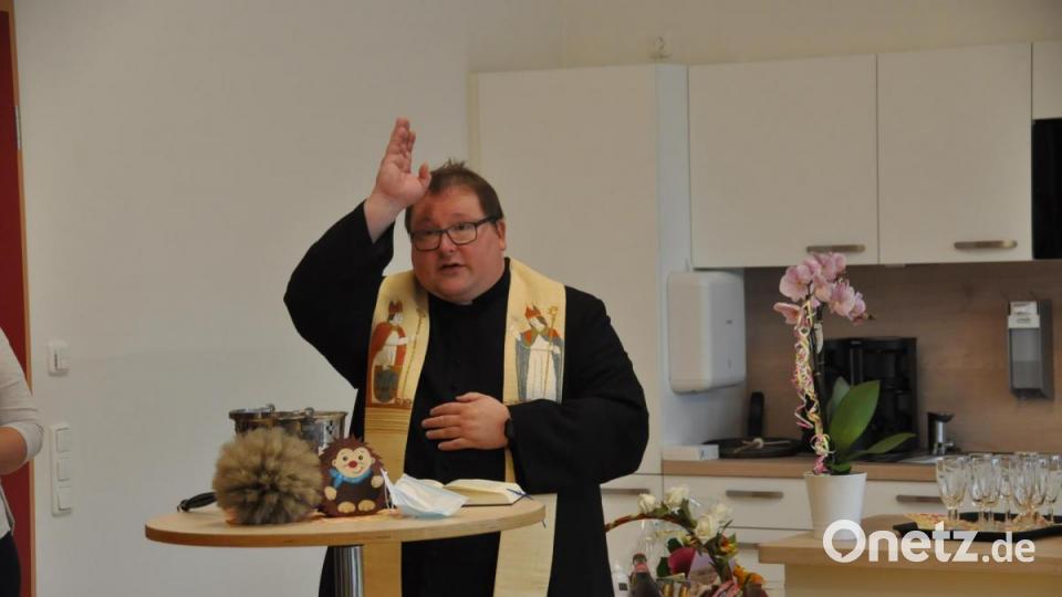 Pfarrer Sven Grillmeier segnete die neuen Räumlichkeiten. Bild: ak