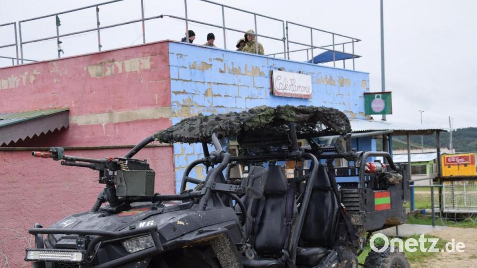 Schnell noch einen Kaffee auf der Dachterrasse des Cafés Harmonie, und dann geht es gleich weiter für die Besatzung in Richtung Oberdietldorf (also Feindgebiet). Bild: bö