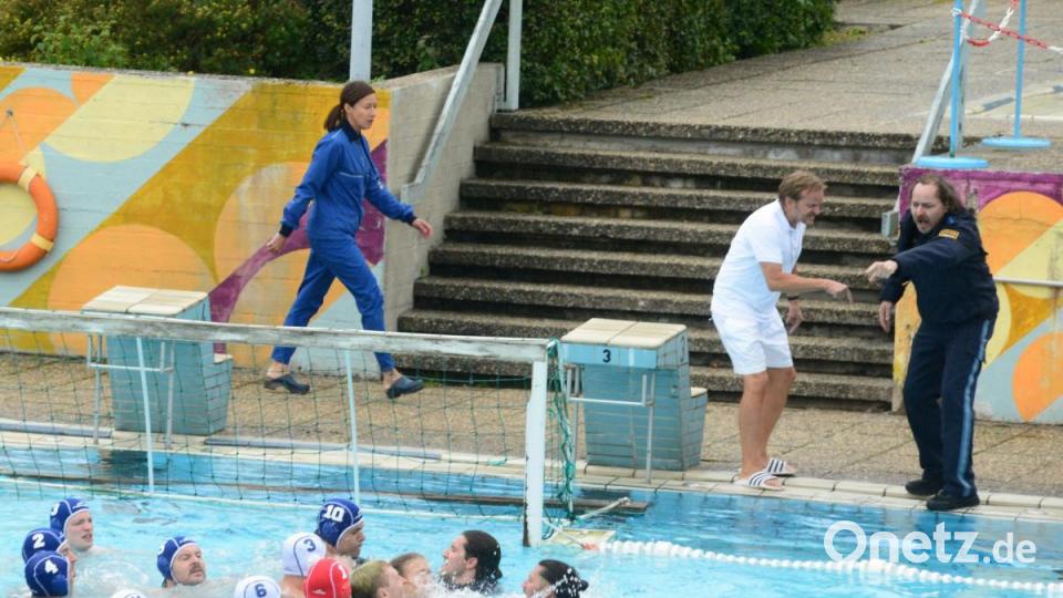 Der Polizeihauptkommissar (Thomas Schmauser, rechts) deutet auf eine bestimmte Person im Wasserbecken hin. Mit Bademeister (Milan Peschel, in der weißen Sportkleidung) kommt es zur Auseinandersetzung. In Windeseile kommt die Trainerin der Wasserballmannschaft (Johanna Wokalek) dazu, was zu einer tollen Schlussszene führt. Bild: bey