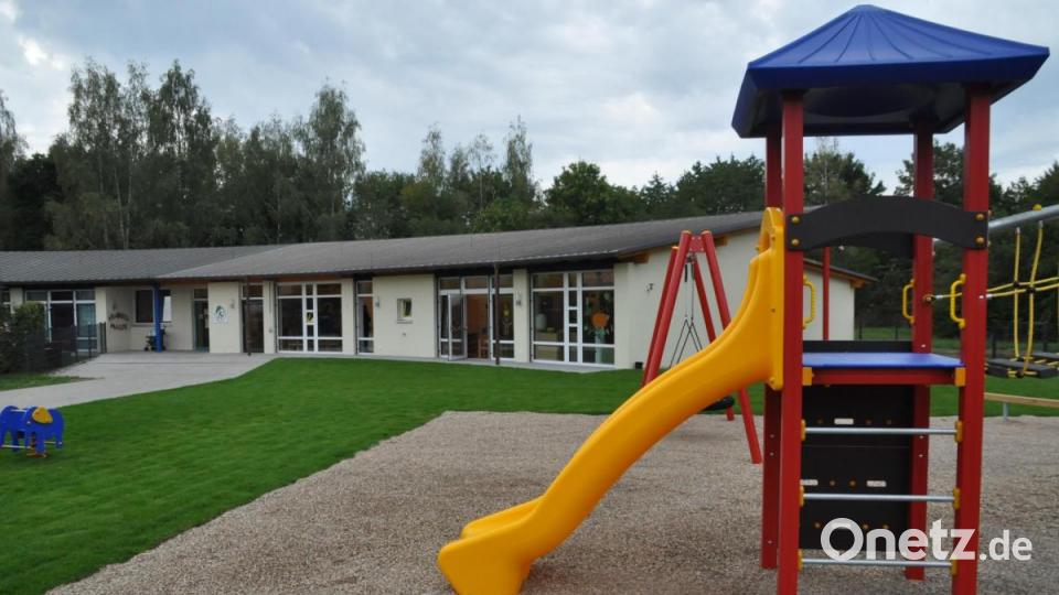Der Kindergartenanbau mit Spielfläche. Bild: ak