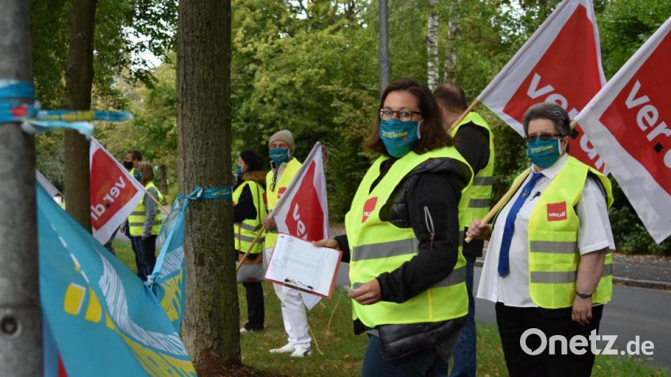 Banner, Fahnen und gelbe Westen: Coronabedingt fand die Veranstaltung vor dem Krankenhaus Tirschenreuth statt. Die Teilnehmer hatten alle einen Mund-Nase-Schutz und hielten Abstand zueinander. Bild: lue
