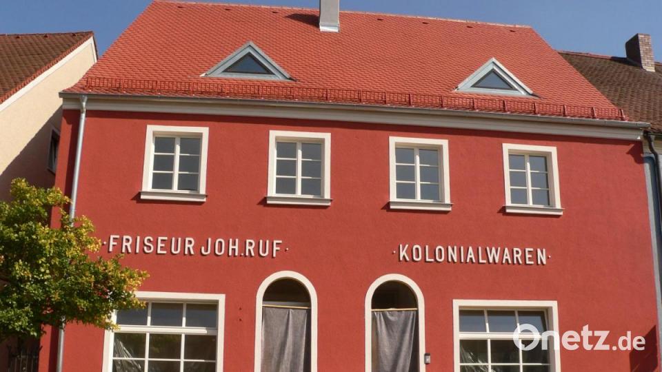 Der ehemalige, denkmalgeschützte Tante-Emma Laden von Helga Arnold auf dem Marktplatz in Luhe bietet jetzt – neu renoviert modernen Wohnraum für zwei Familien. Bild: mh