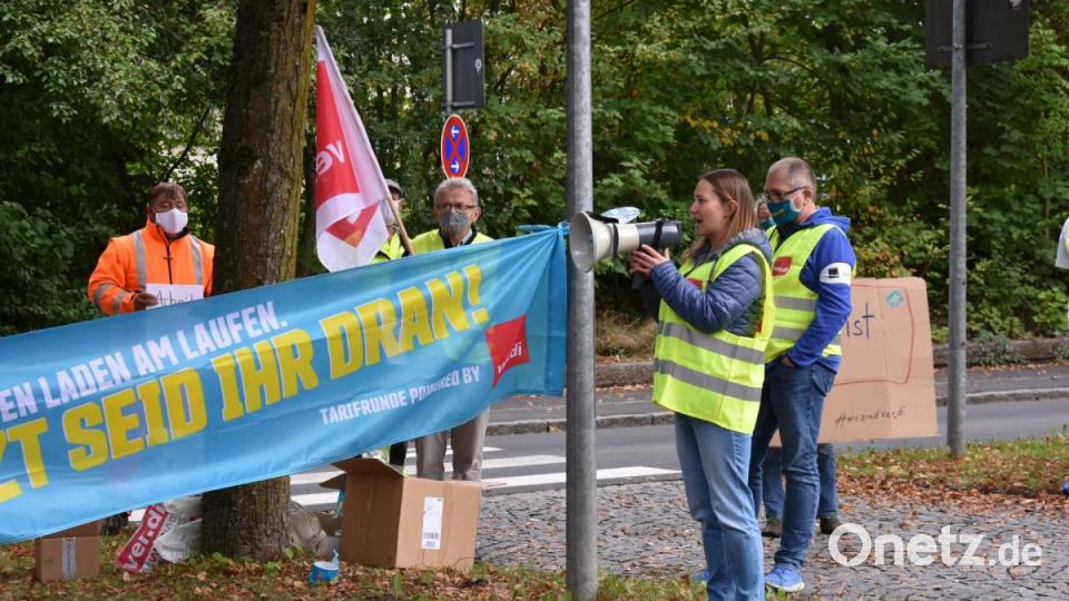 Bei der Veranstaltung wurden nur kurze Reden gehalten. Am Megafon sprach Marina Mühlbauer, Gewerkschaftssekretärin Verdi Bezirk Oberpfalz. Bild: lue